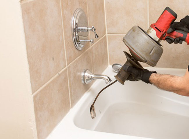 Thông cống nghẹt bằng máy lò xo hiện đại